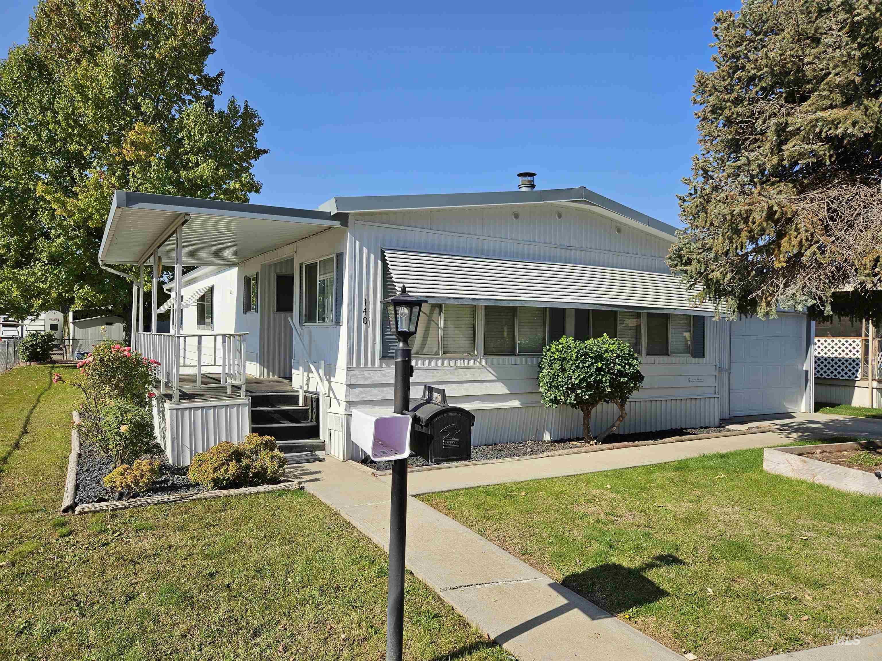 140 N Rainbow Dr Property Photo 1