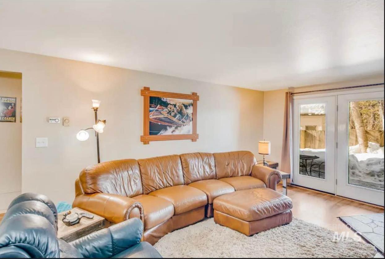 1630 N Davis Ave Property Photo 1