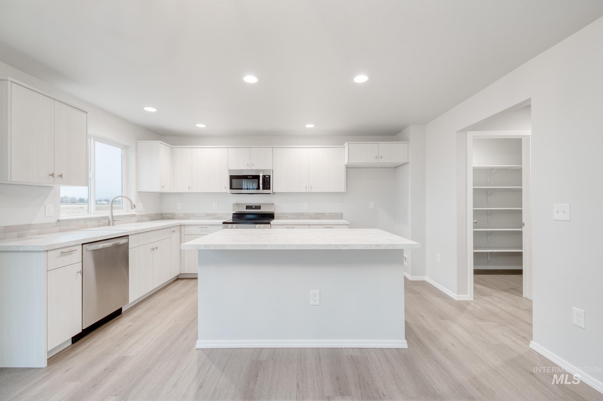 13404 Bank St Property Photo 3