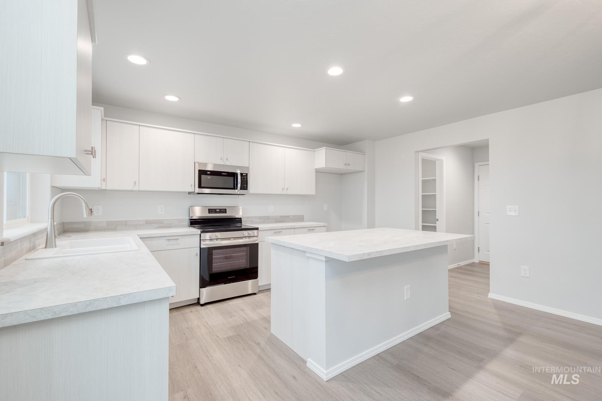 13404 Bank St Property Photo 4