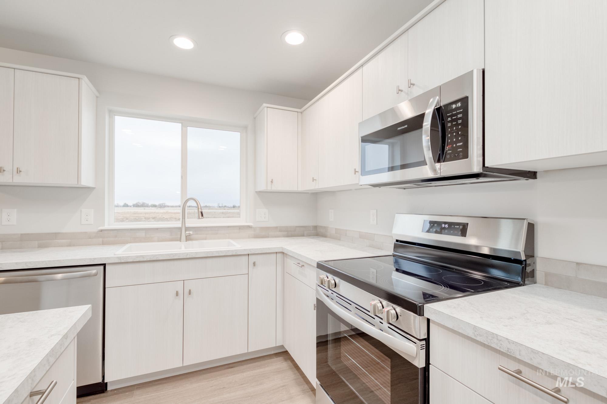 13404 Bank St Property Photo 6