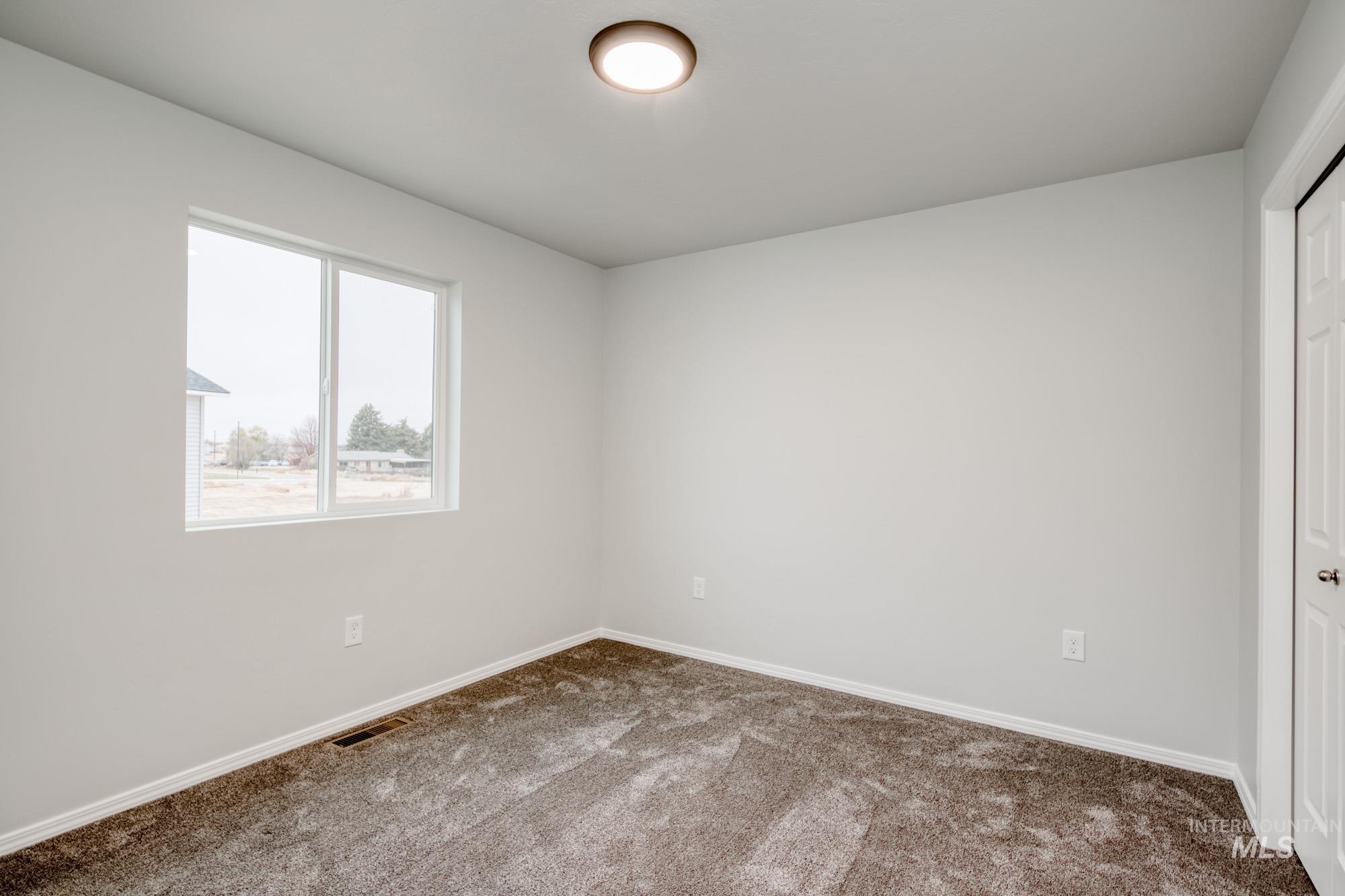 13404 Bank St Property Photo 18