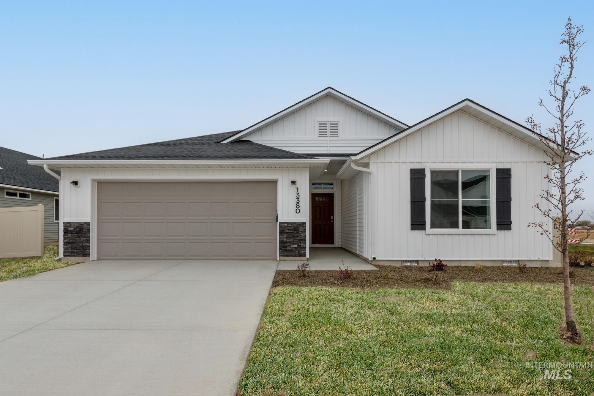 13380 Bank St Property Photo 1