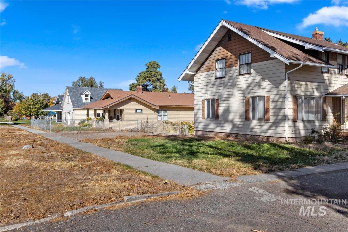 216 N 8th Ave Property Photo 2