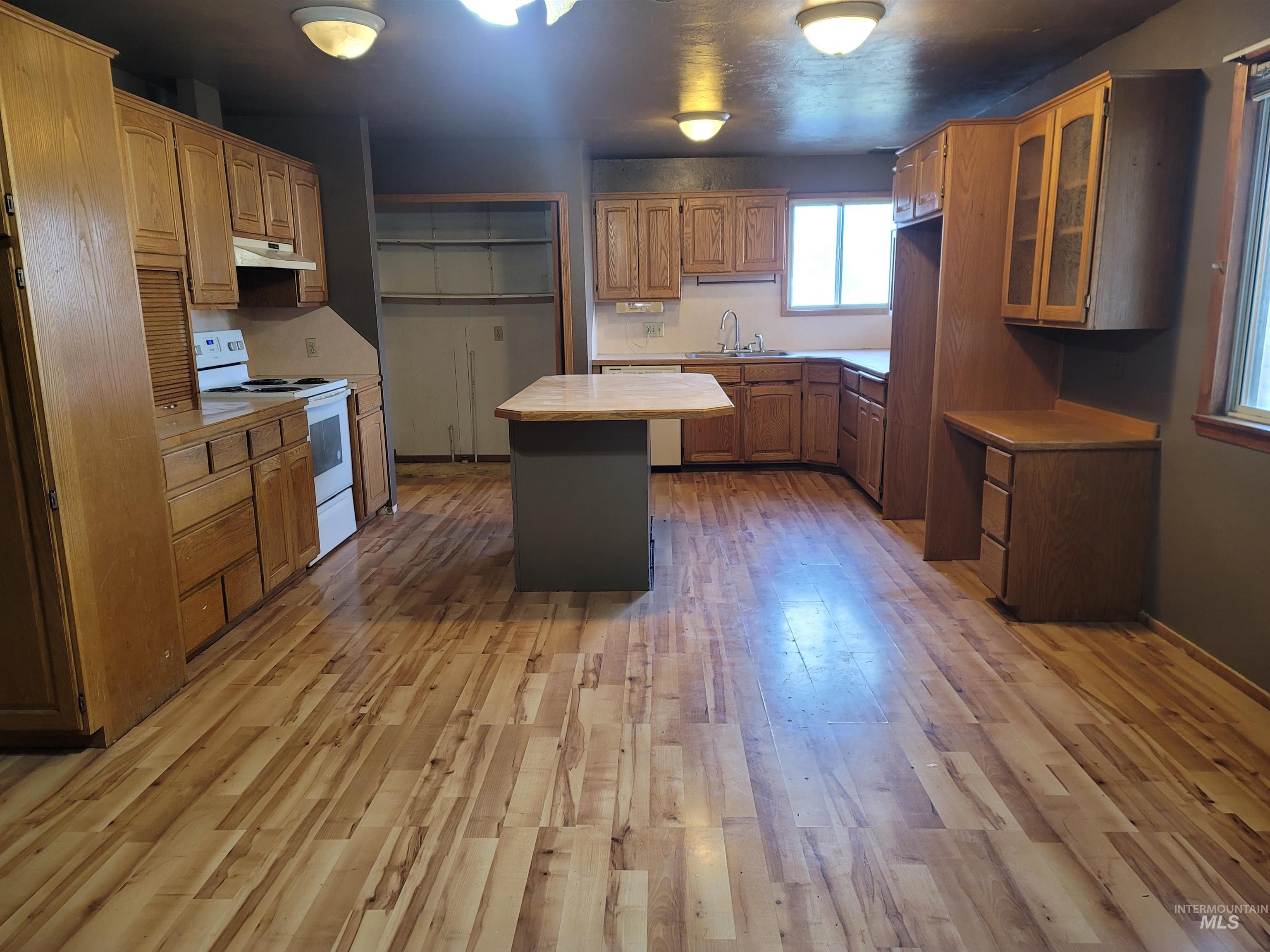 939 N Eisenhower Street Property Photo 4