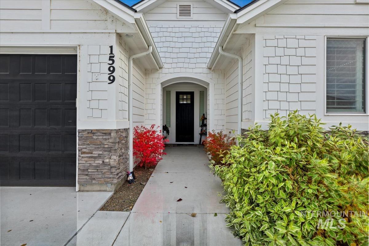 1599 Banff St Property Photo 3