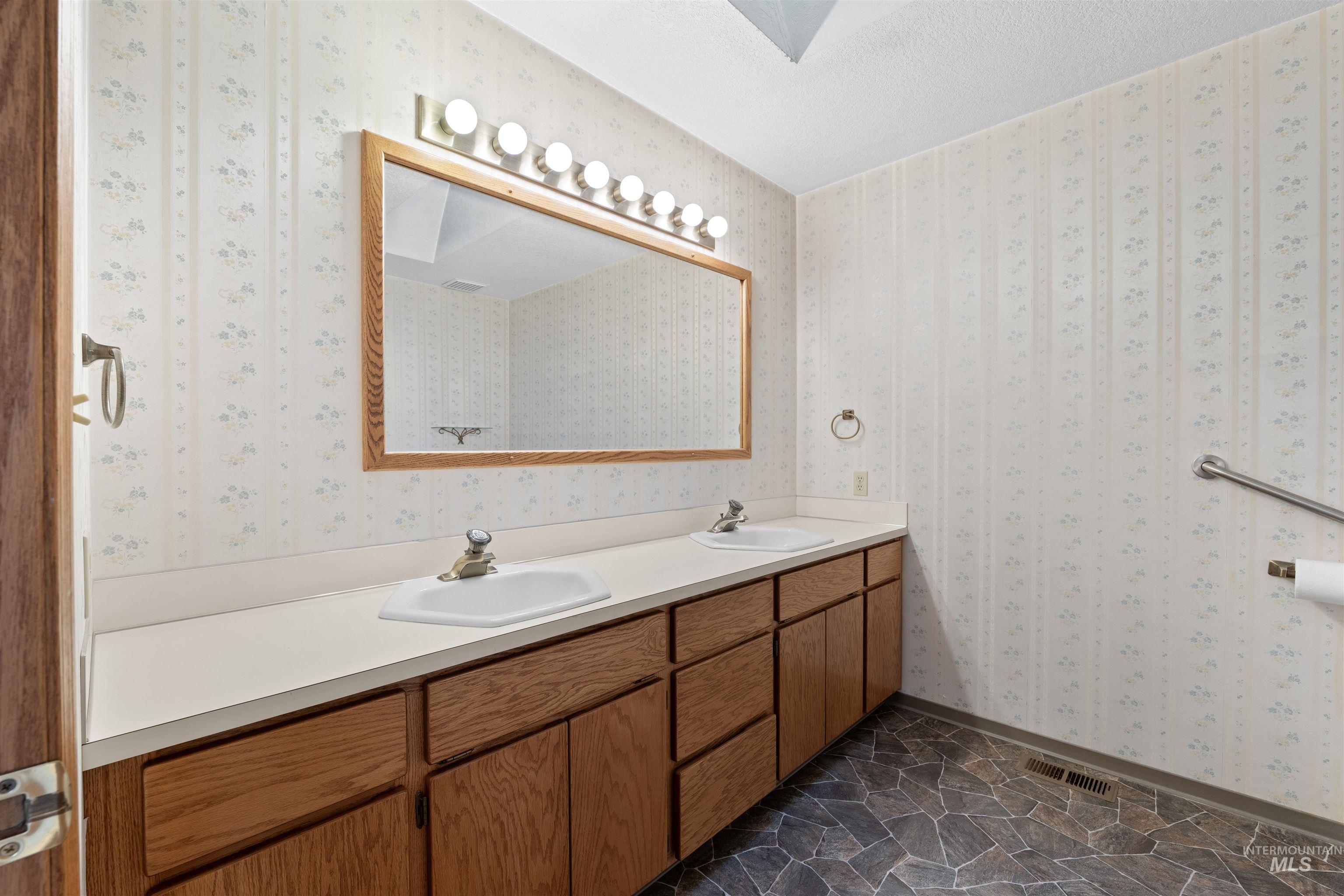 805 Broadway Street Property Photo 15