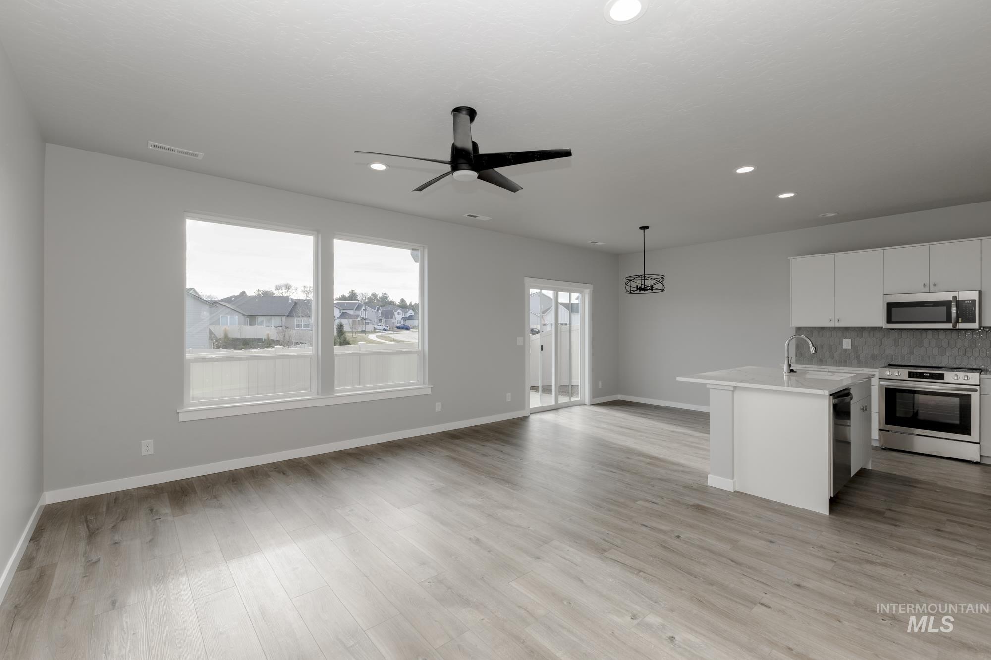 2120 S Saltbrush Way Property Photo 3