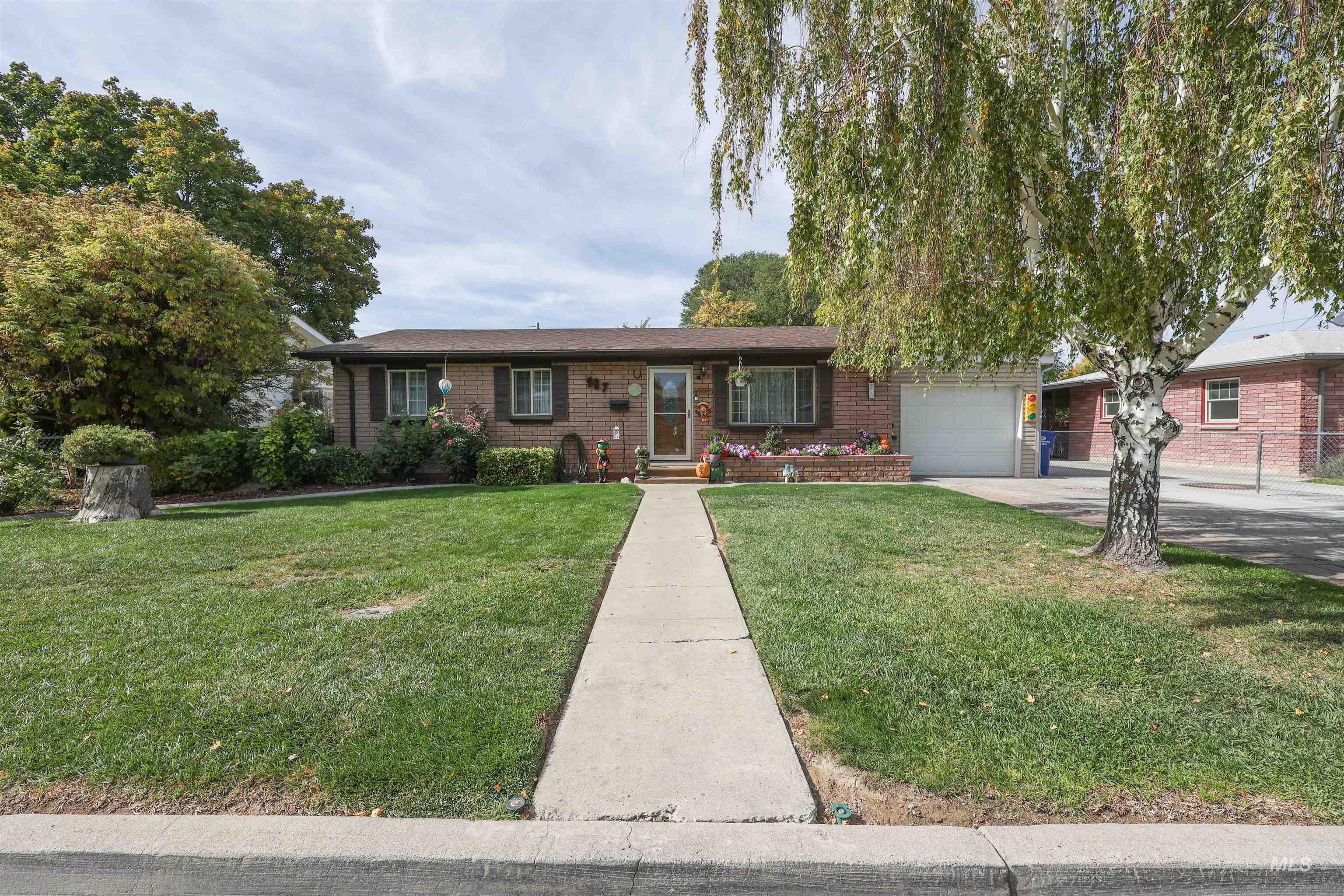 587 Madison Street Property Photo 3