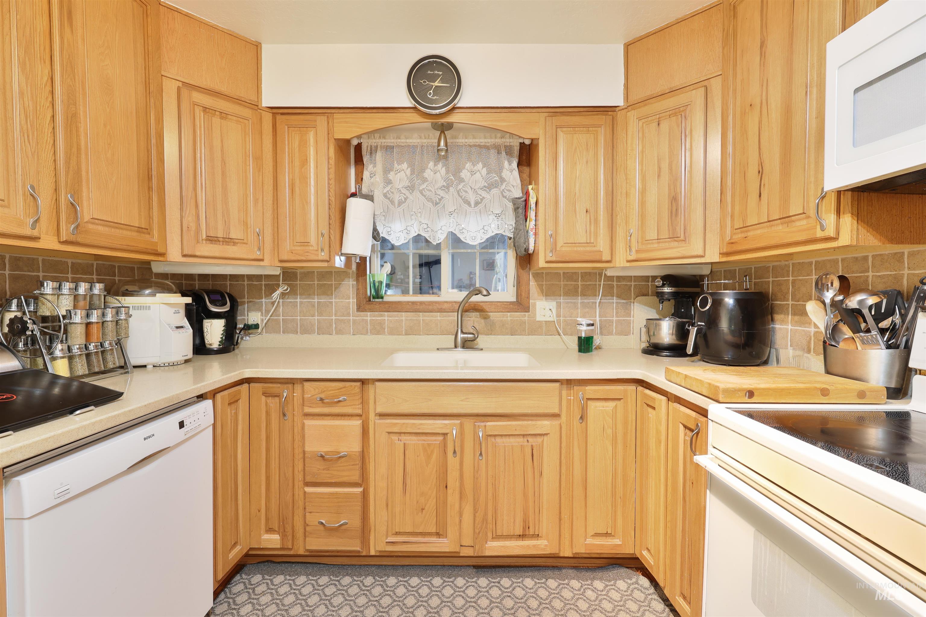587 Madison Street Property Photo 11