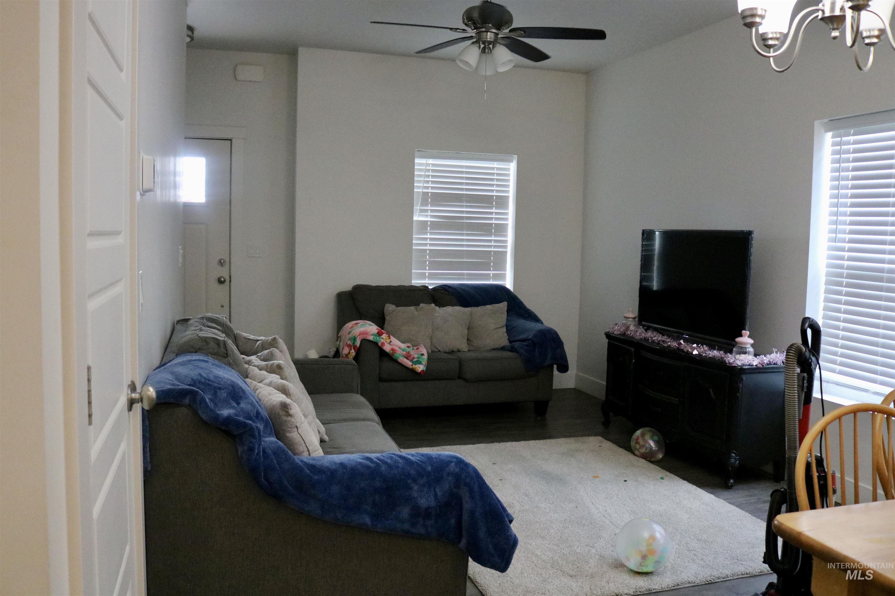 264/266 W Ave A Property Photo 5