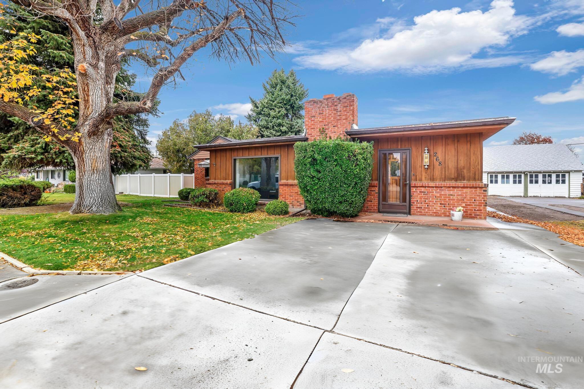 268 Heyburn Ave W Property Photo 1
