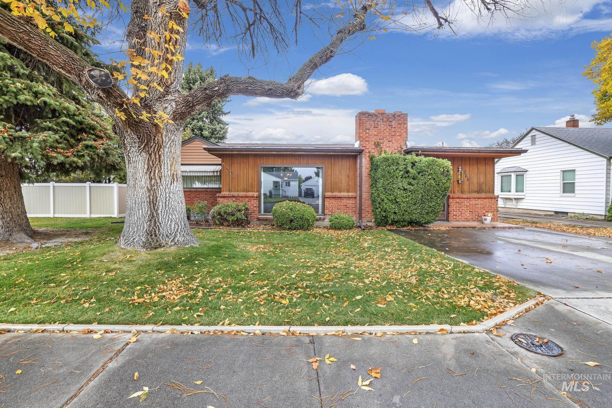 268 Heyburn Ave W Property Photo 2