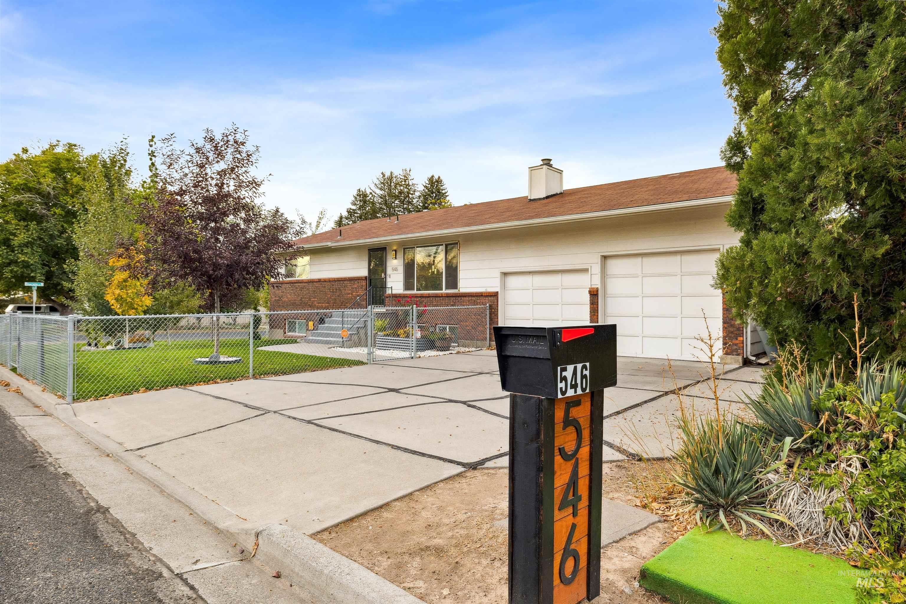 546 Heyburn Ave W