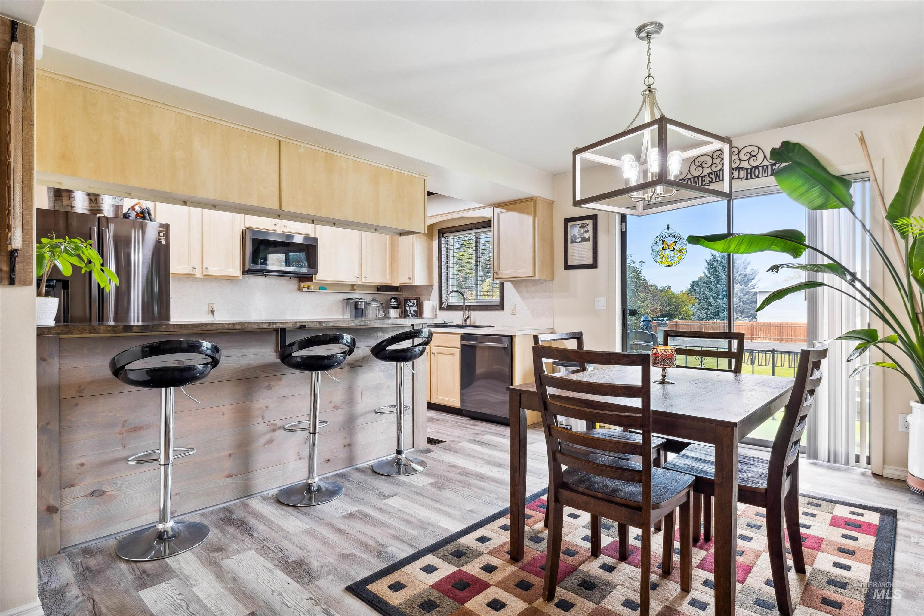 546 Heyburn Ave W Property Photo 8