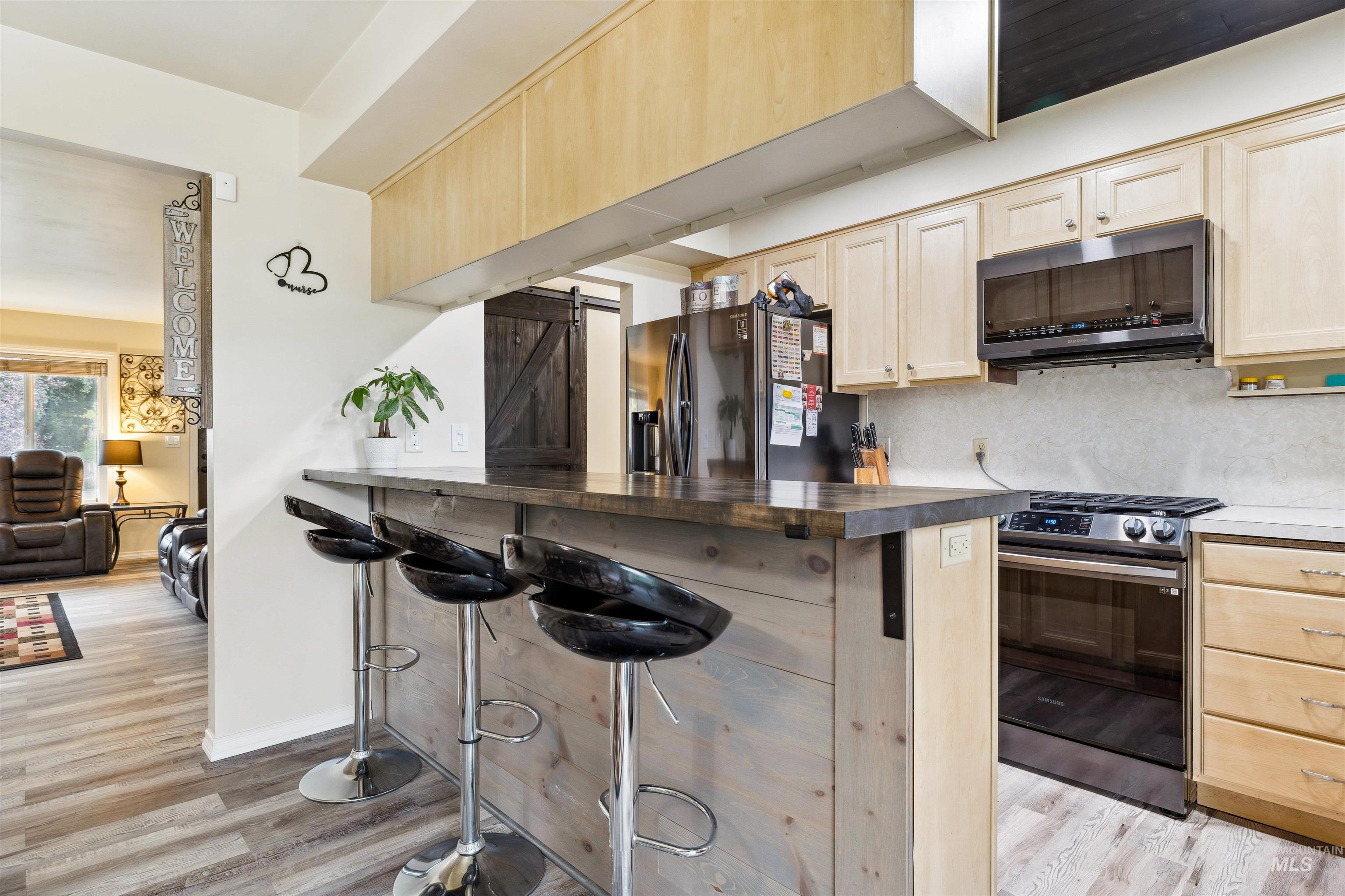 546 Heyburn Ave W Property Photo 10