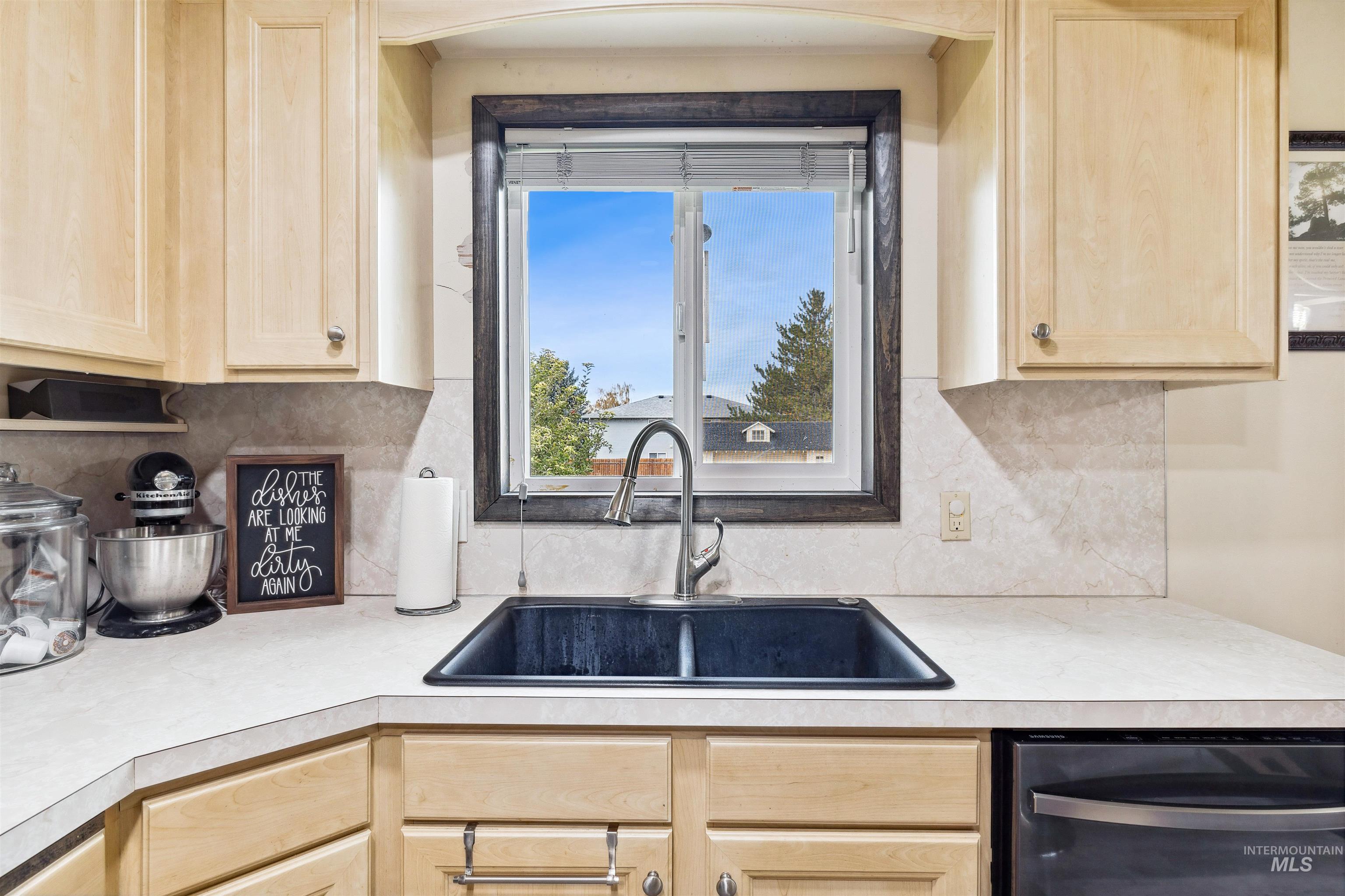 546 Heyburn Ave W Property Photo 12