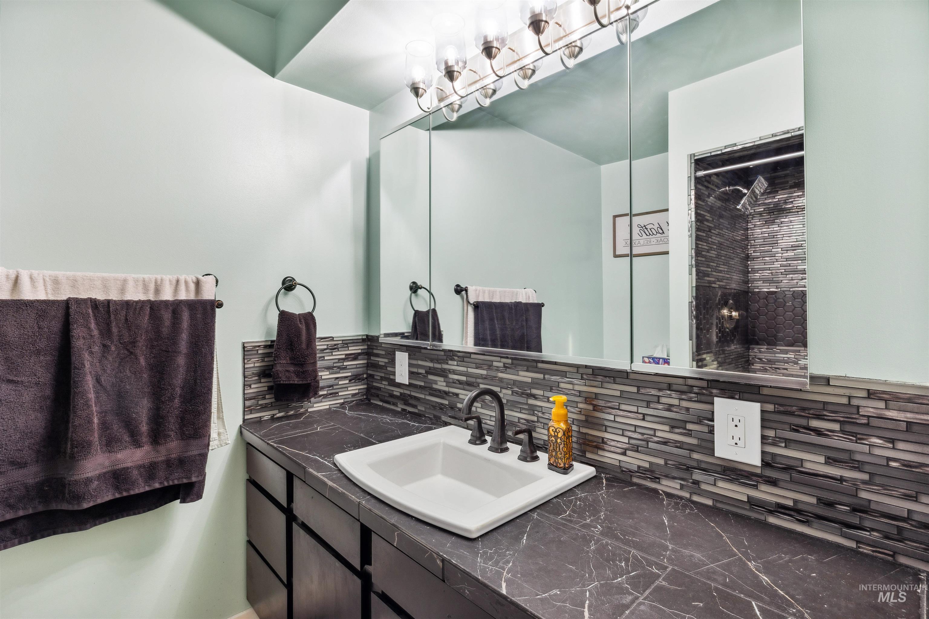 546 Heyburn Ave W Property Photo 17