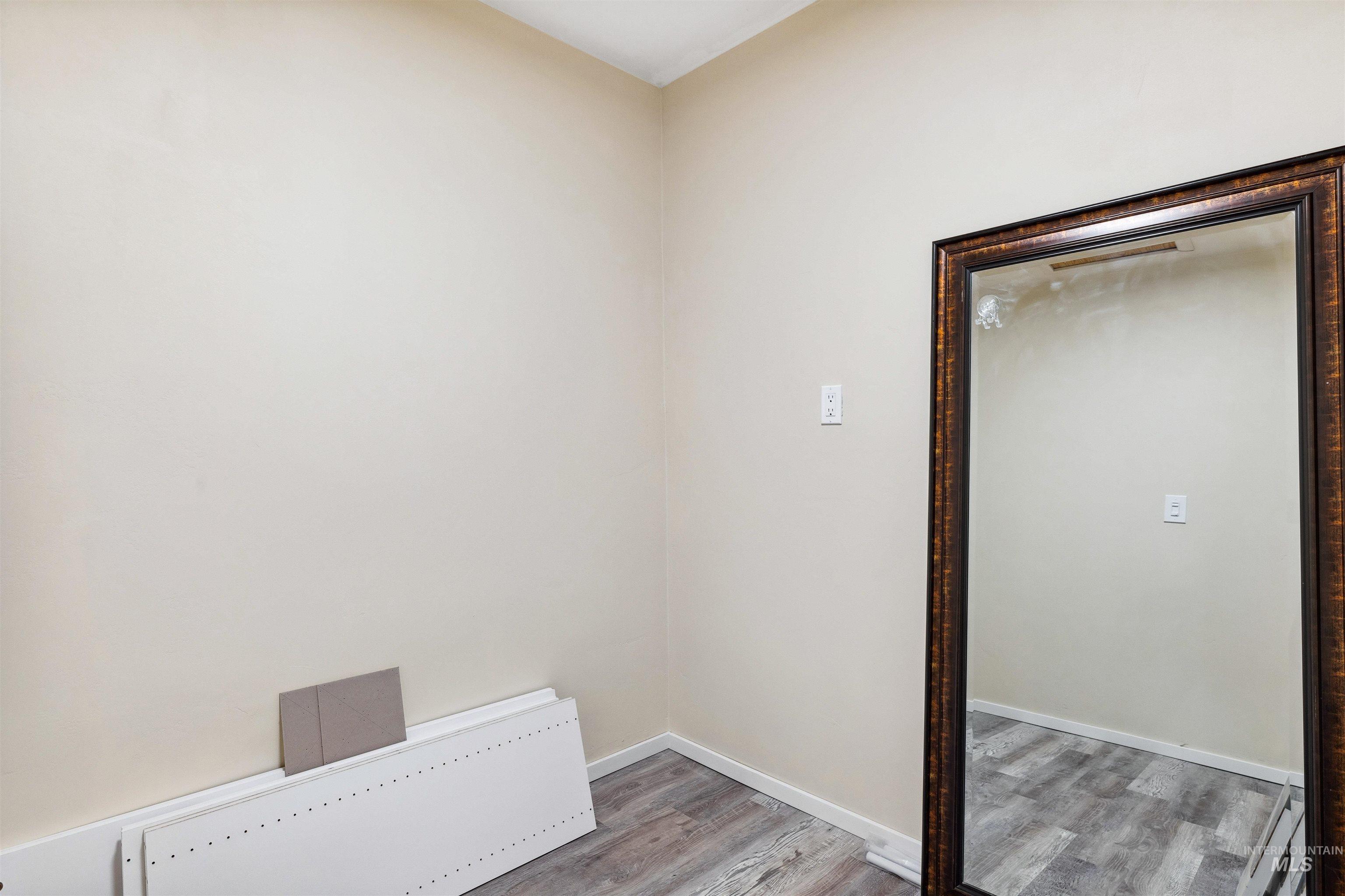 546 Heyburn Ave W Property Photo 18