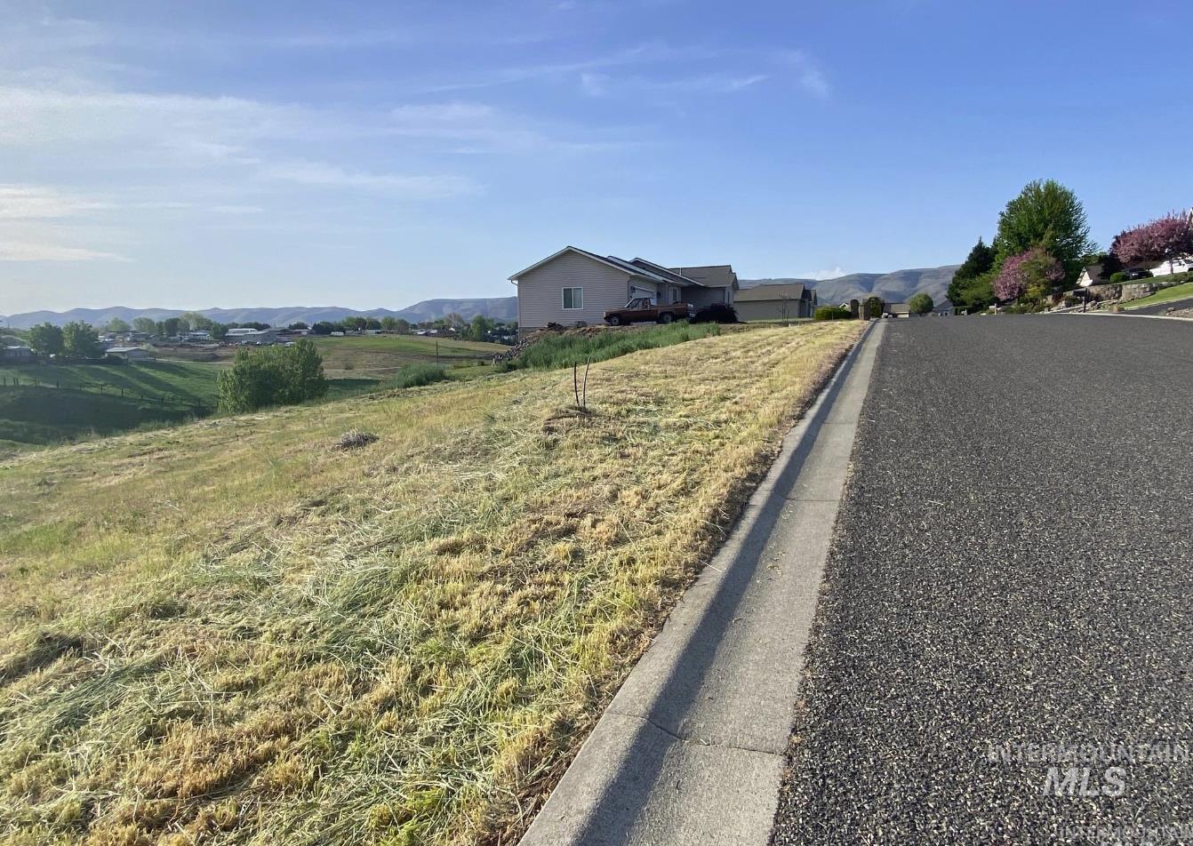 2368 & 2376 Ridgeview Drive Property Photo 4