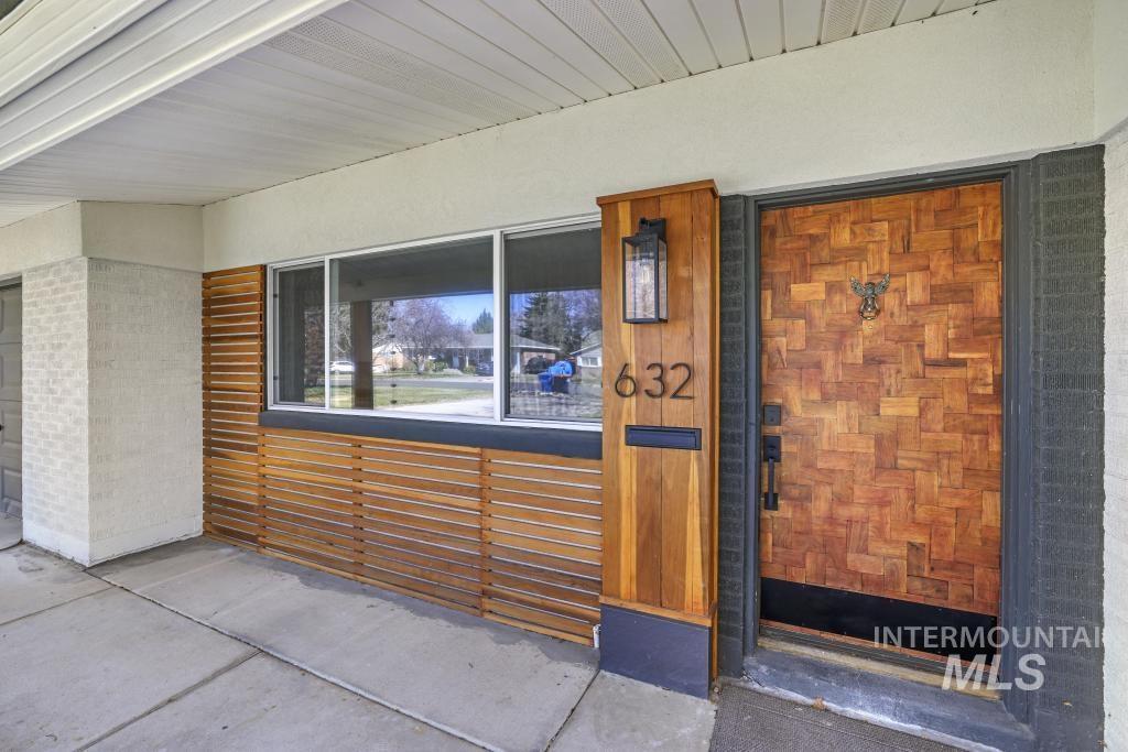 632 Lynwood Blvd Property Photo 3