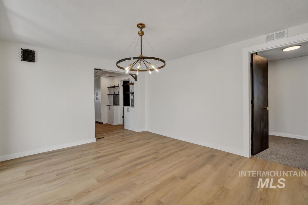 632 Lynwood Blvd Property Photo 14