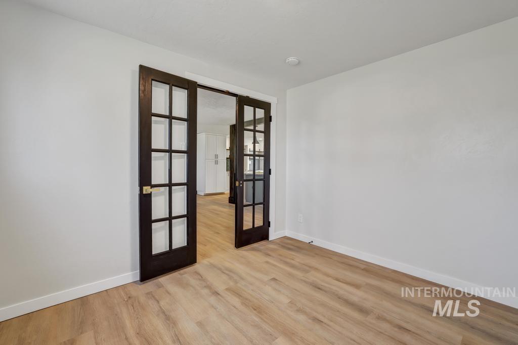 632 Lynwood Blvd Property Photo 17
