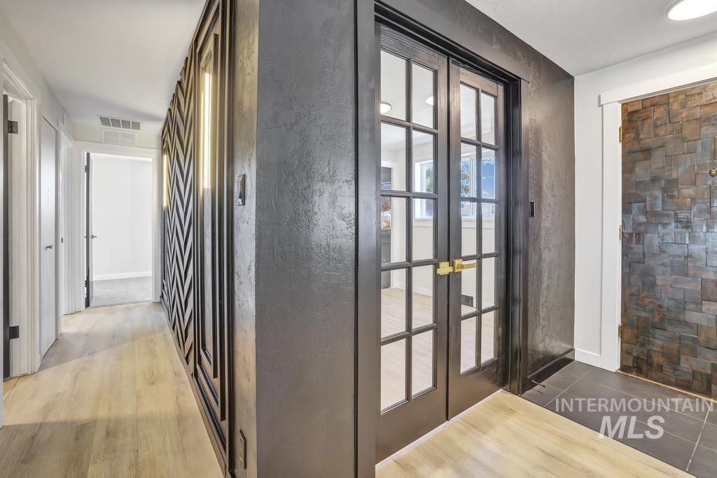 632 Lynwood Blvd Property Photo 18