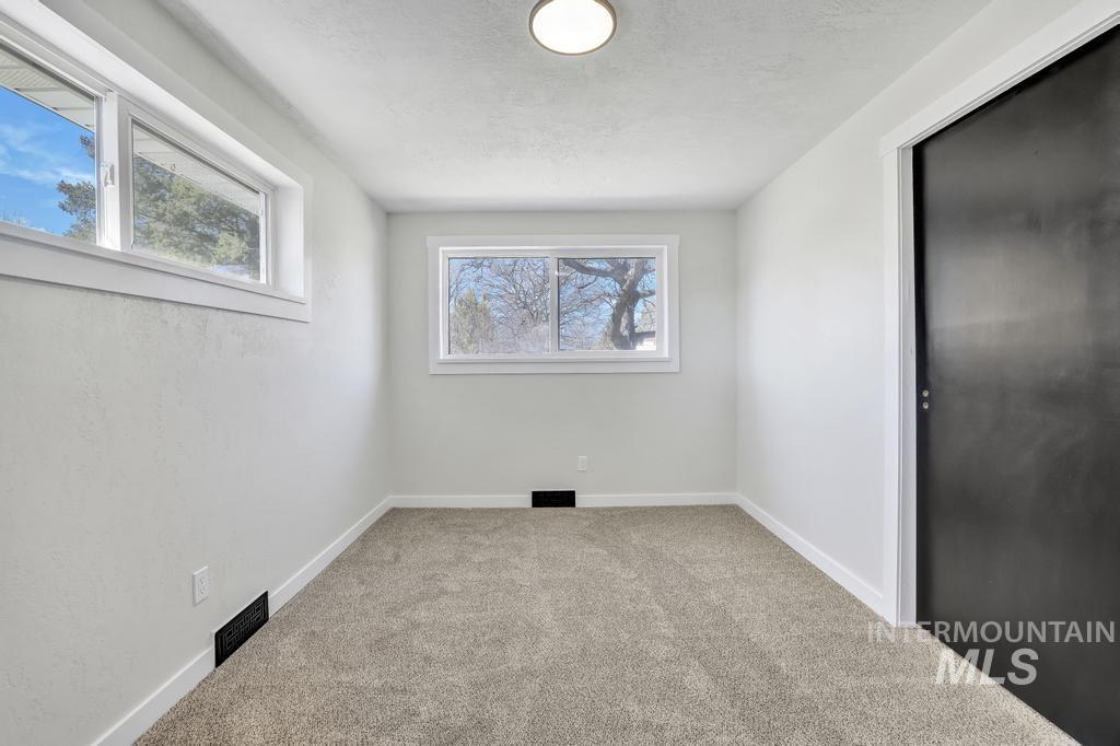 632 Lynwood Blvd Property Photo 19
