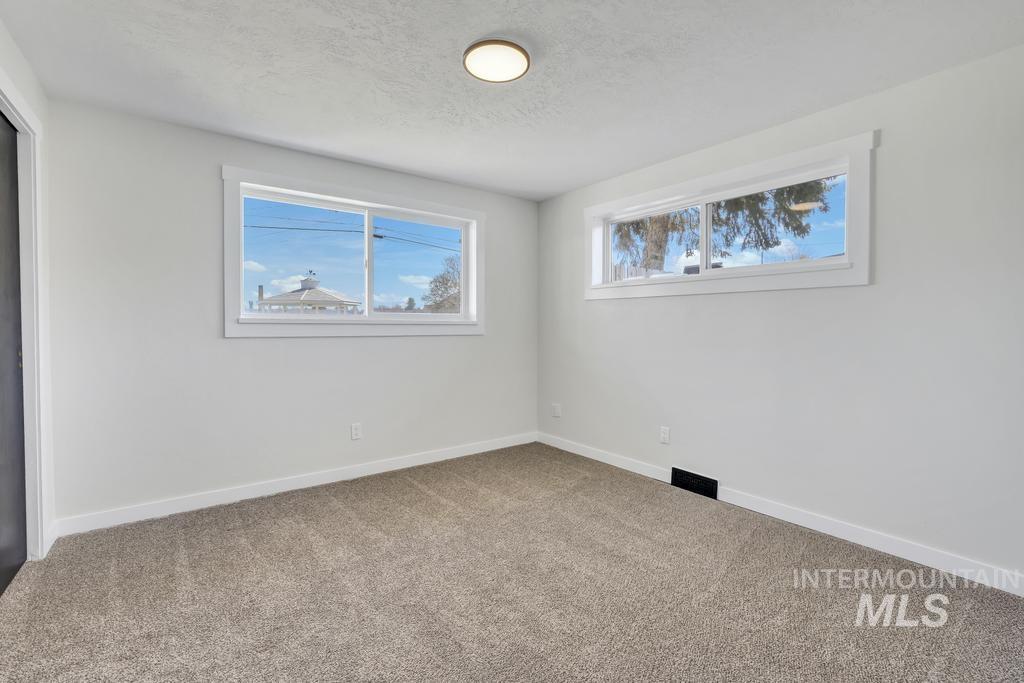 632 Lynwood Blvd Property Photo 21