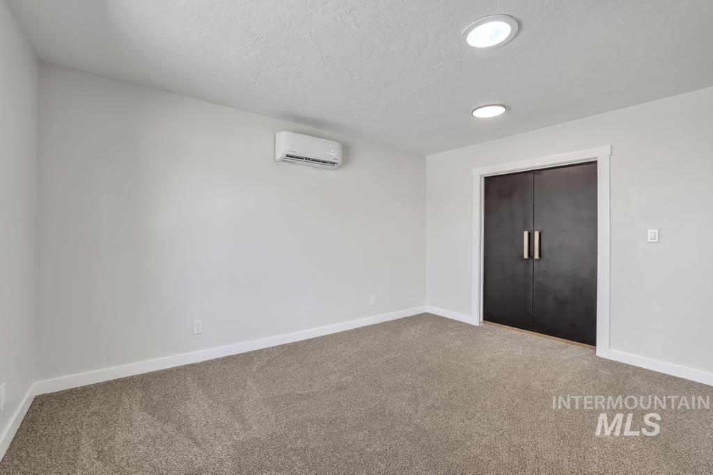 632 Lynwood Blvd Property Photo 25