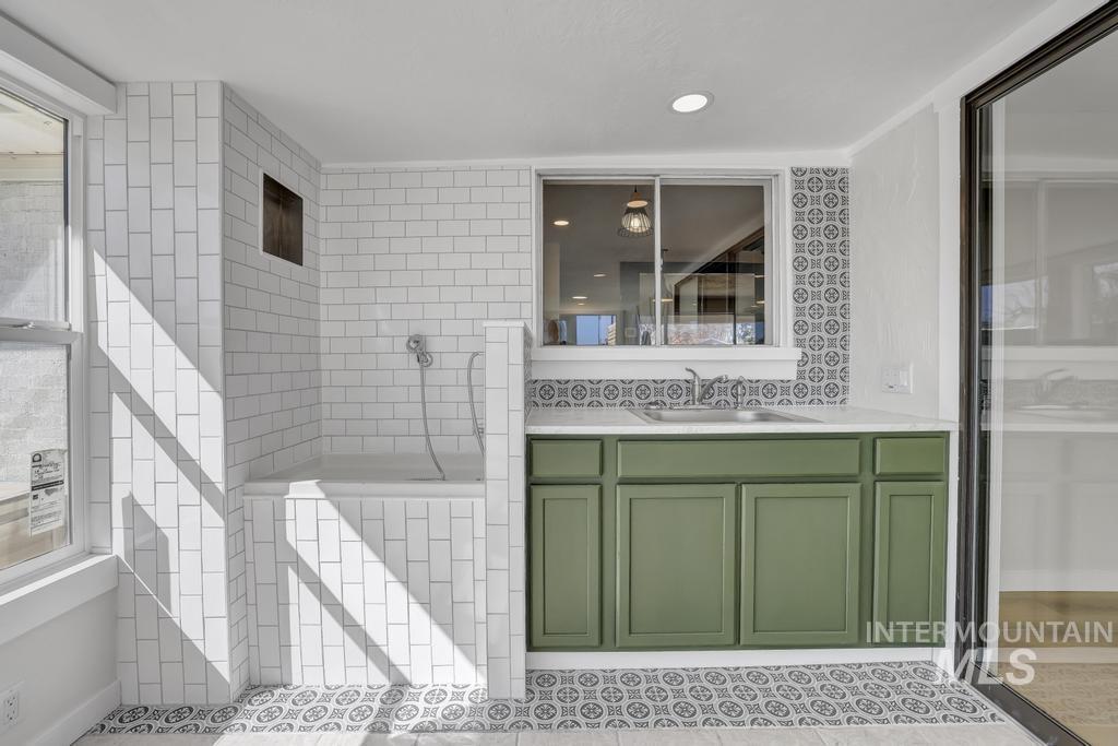 632 Lynwood Blvd Property Photo 29