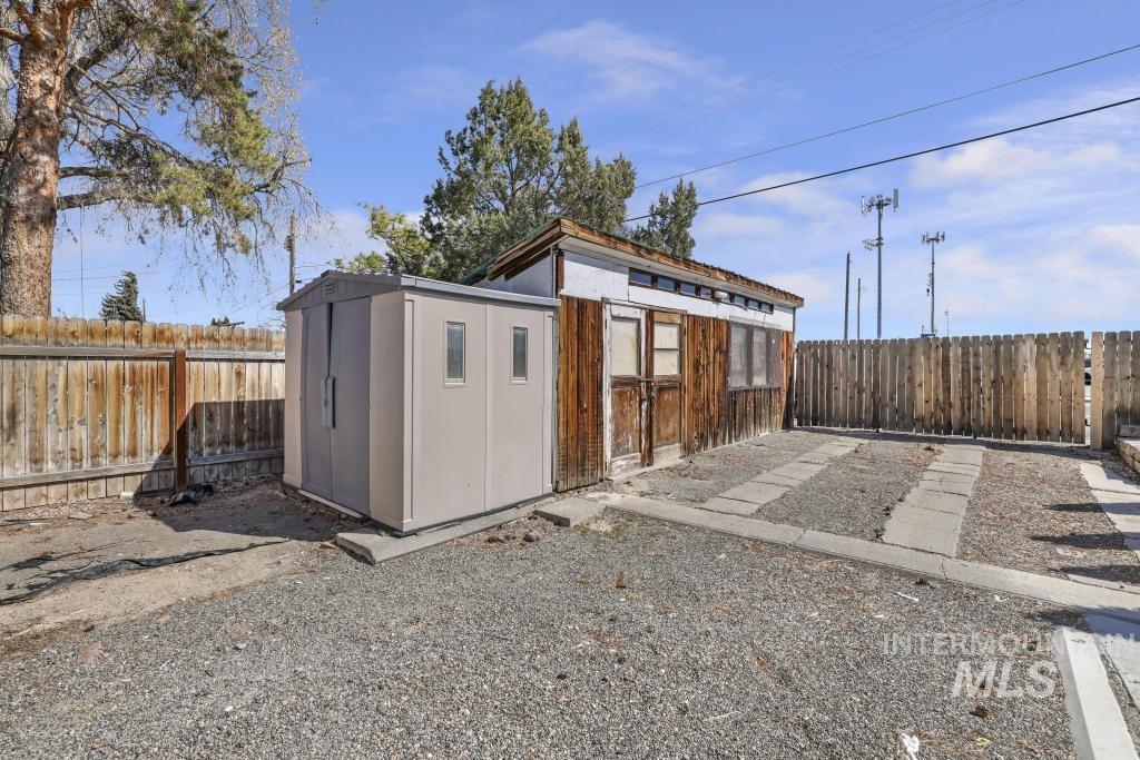 632 Lynwood Blvd Property Photo 36