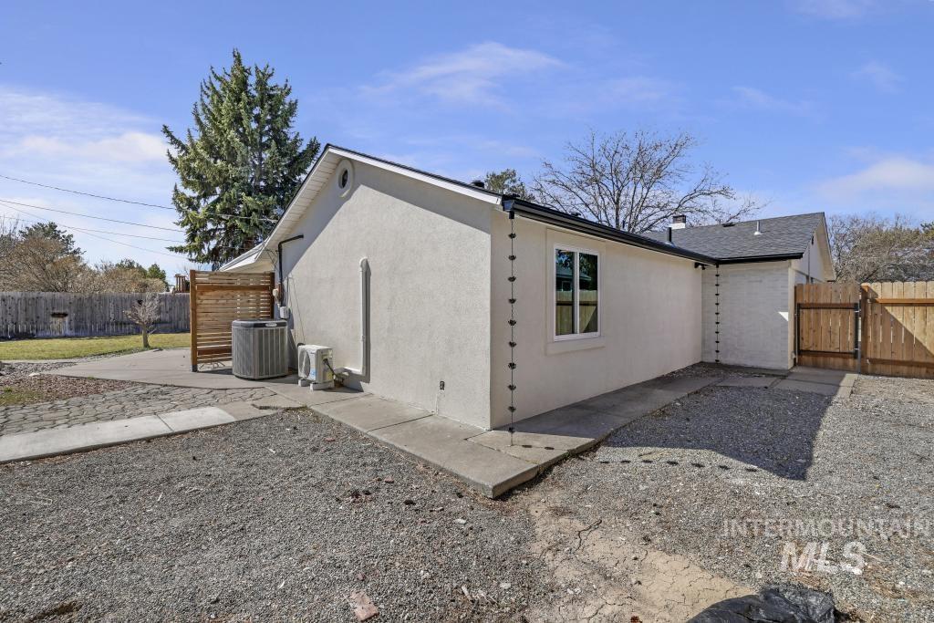 632 Lynwood Blvd Property Photo 37