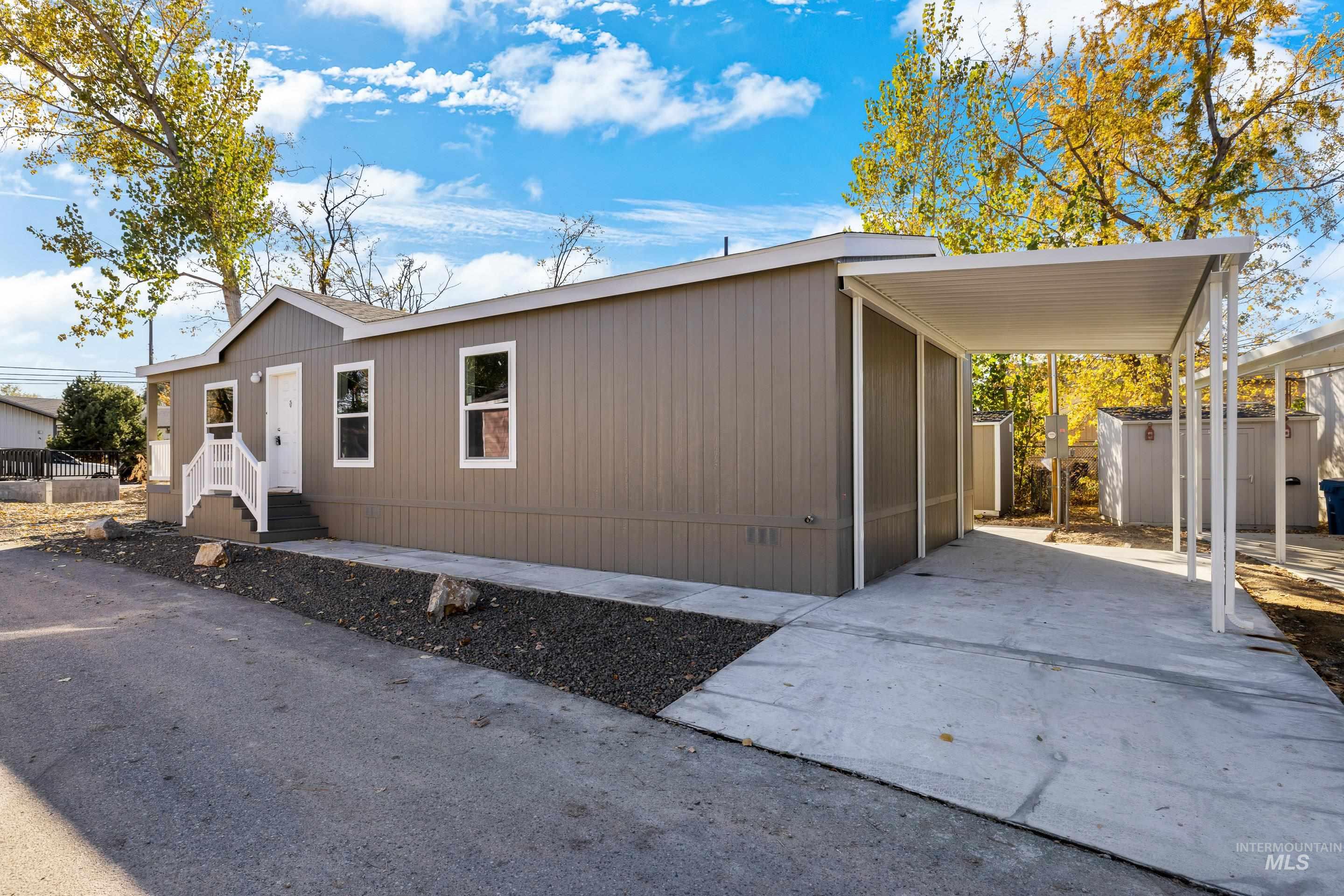 208 E 44th Property Photo 4