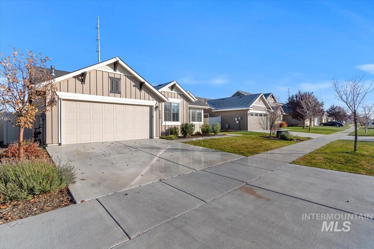 5584 W Los Flores St. Property Photo 4