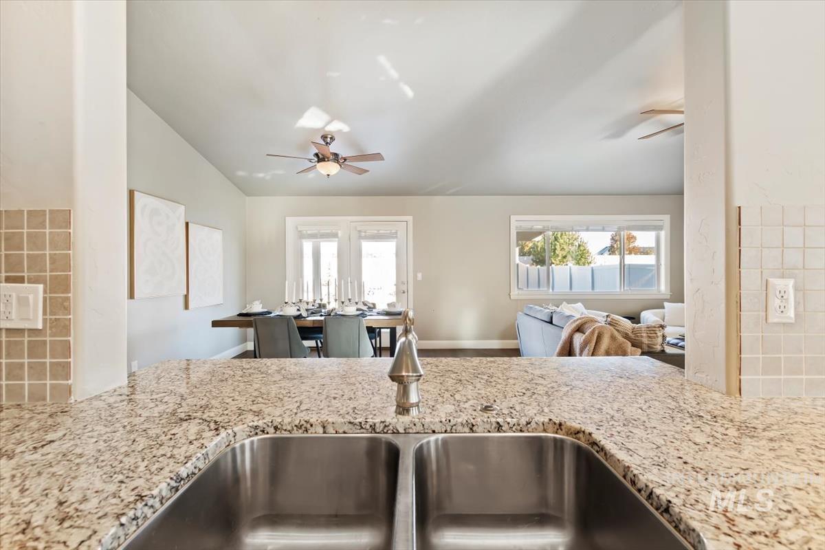 5584 W Los Flores St. Property Photo 16