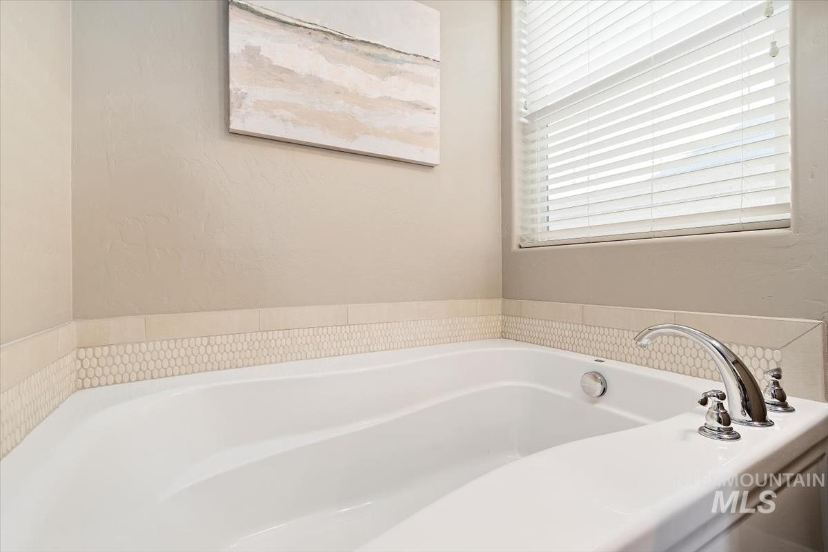 5584 W Los Flores St. Property Photo 28