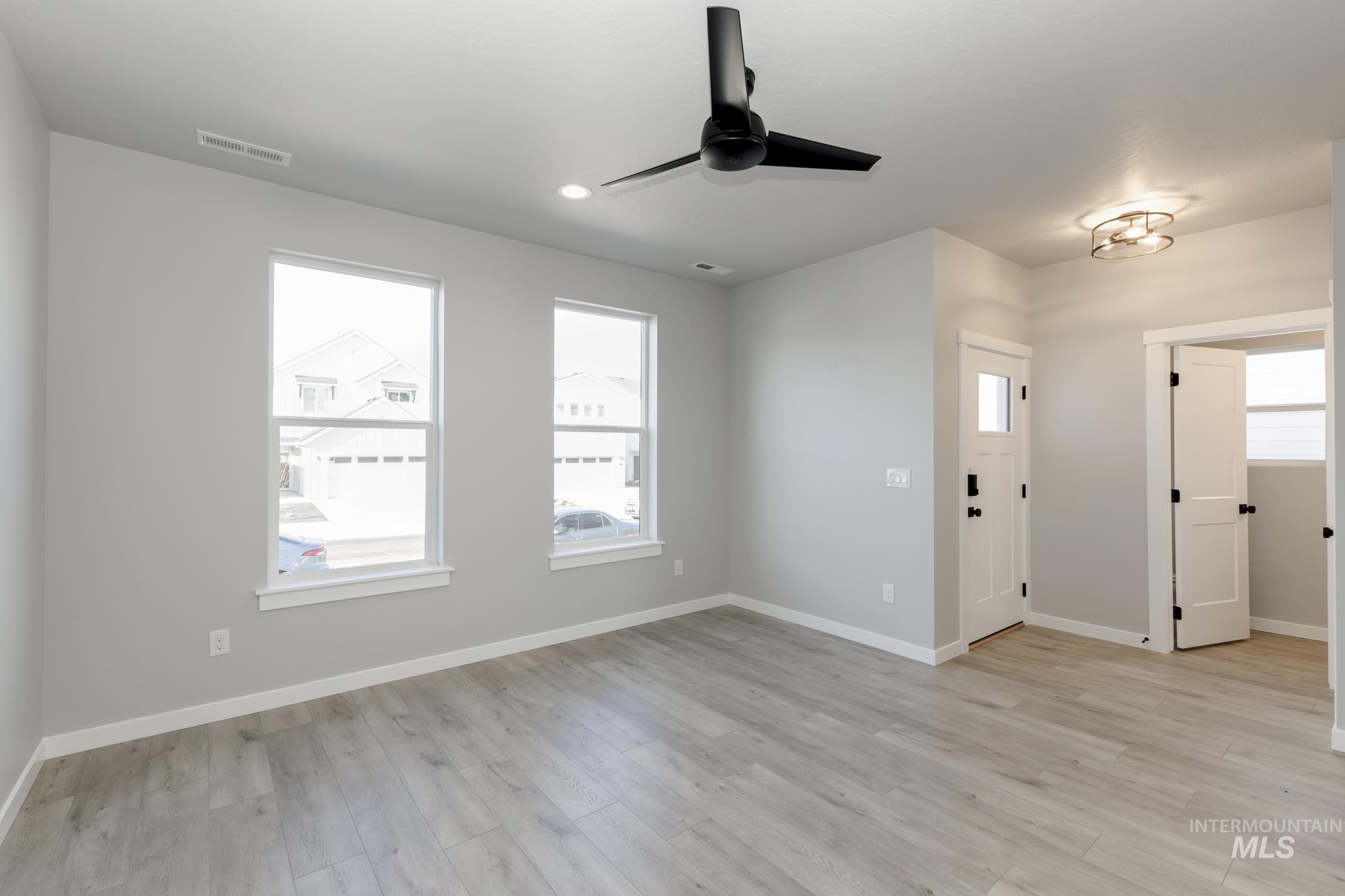 6958 S Cheyenne Ave Property Photo 2