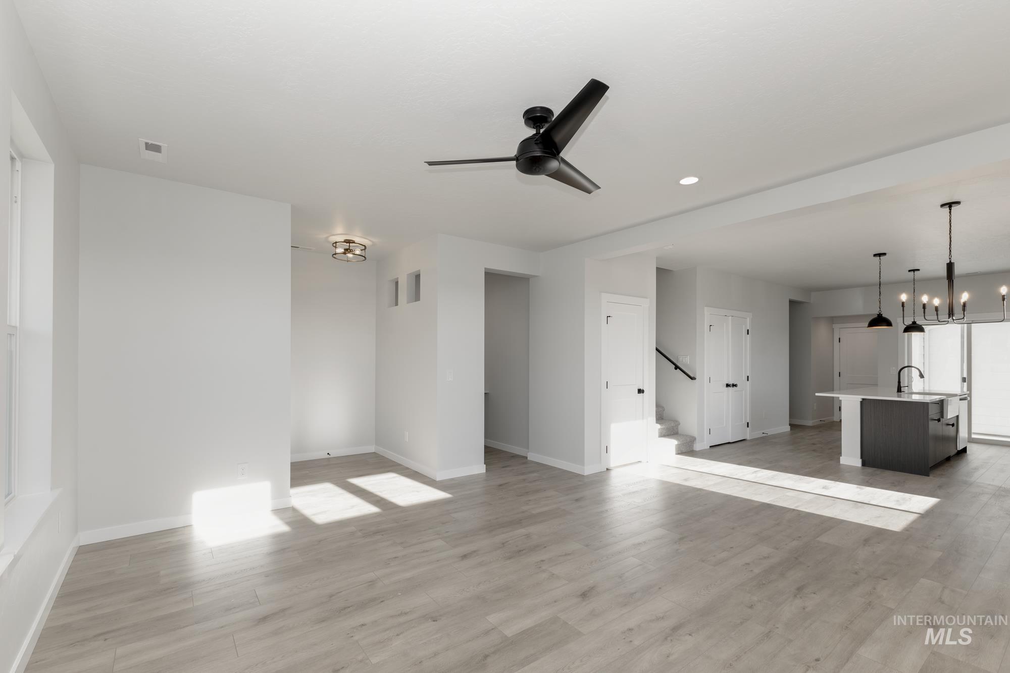 6966 S Cheyenne Ave Property Photo 3