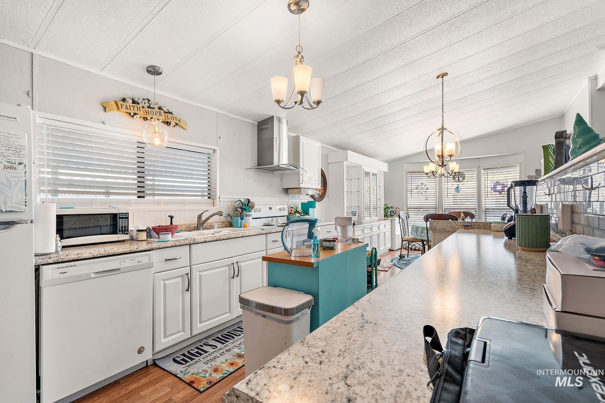7098 Royal Glen Property Photo 3