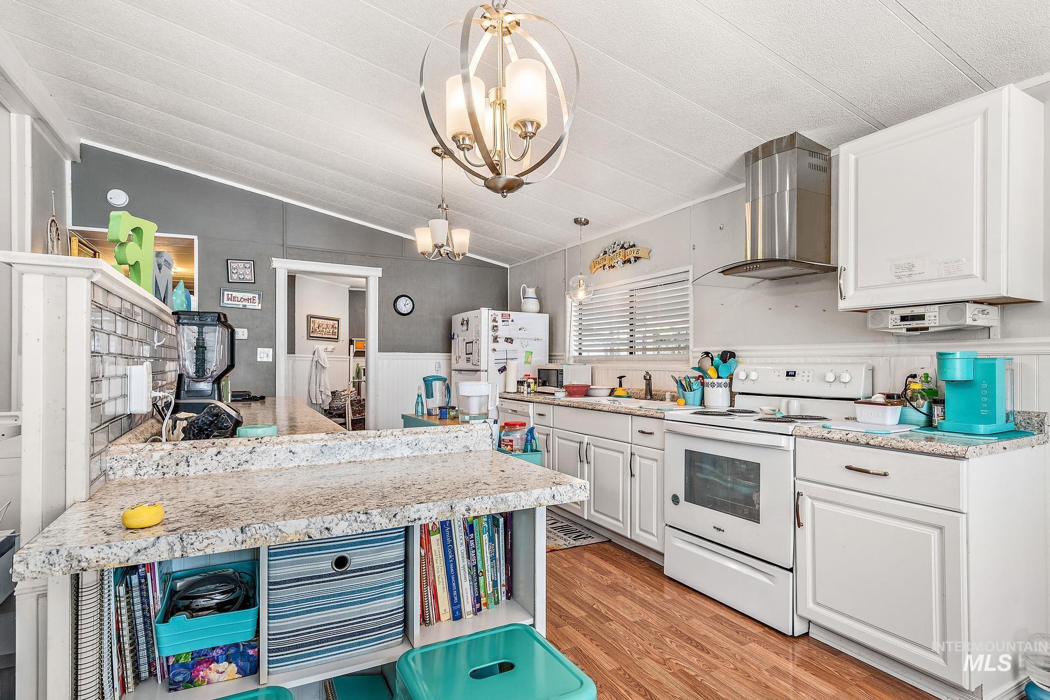 7098 Royal Glen Property Photo 4