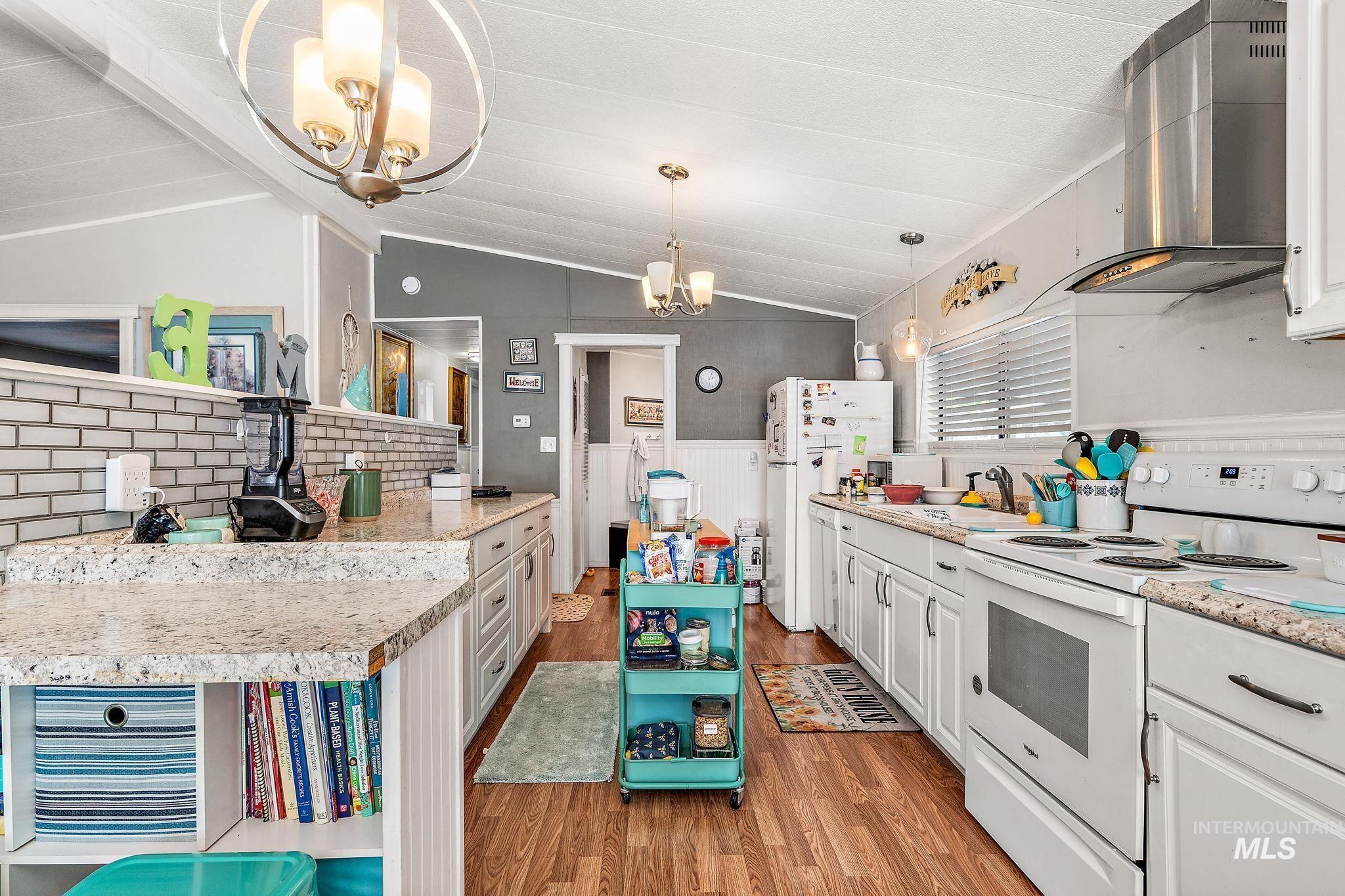 7098 Royal Glen Property Photo 5