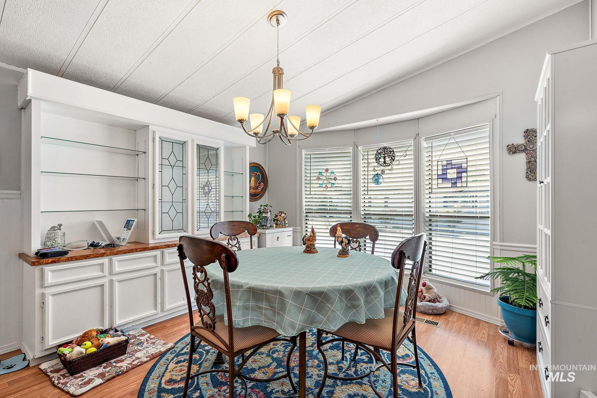 7098 Royal Glen Property Photo 8