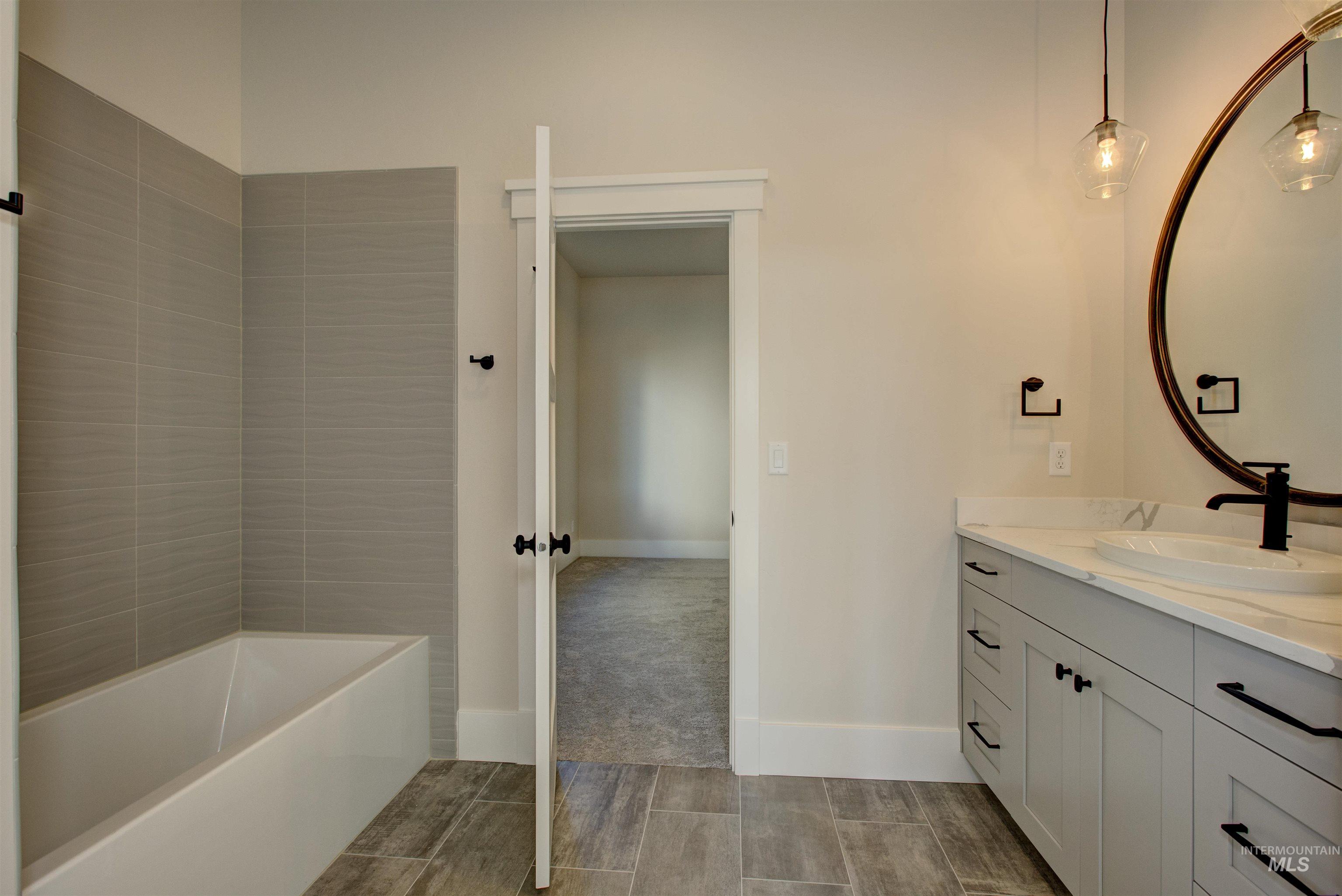 6620 S Mountaintop Way Property Photo 4