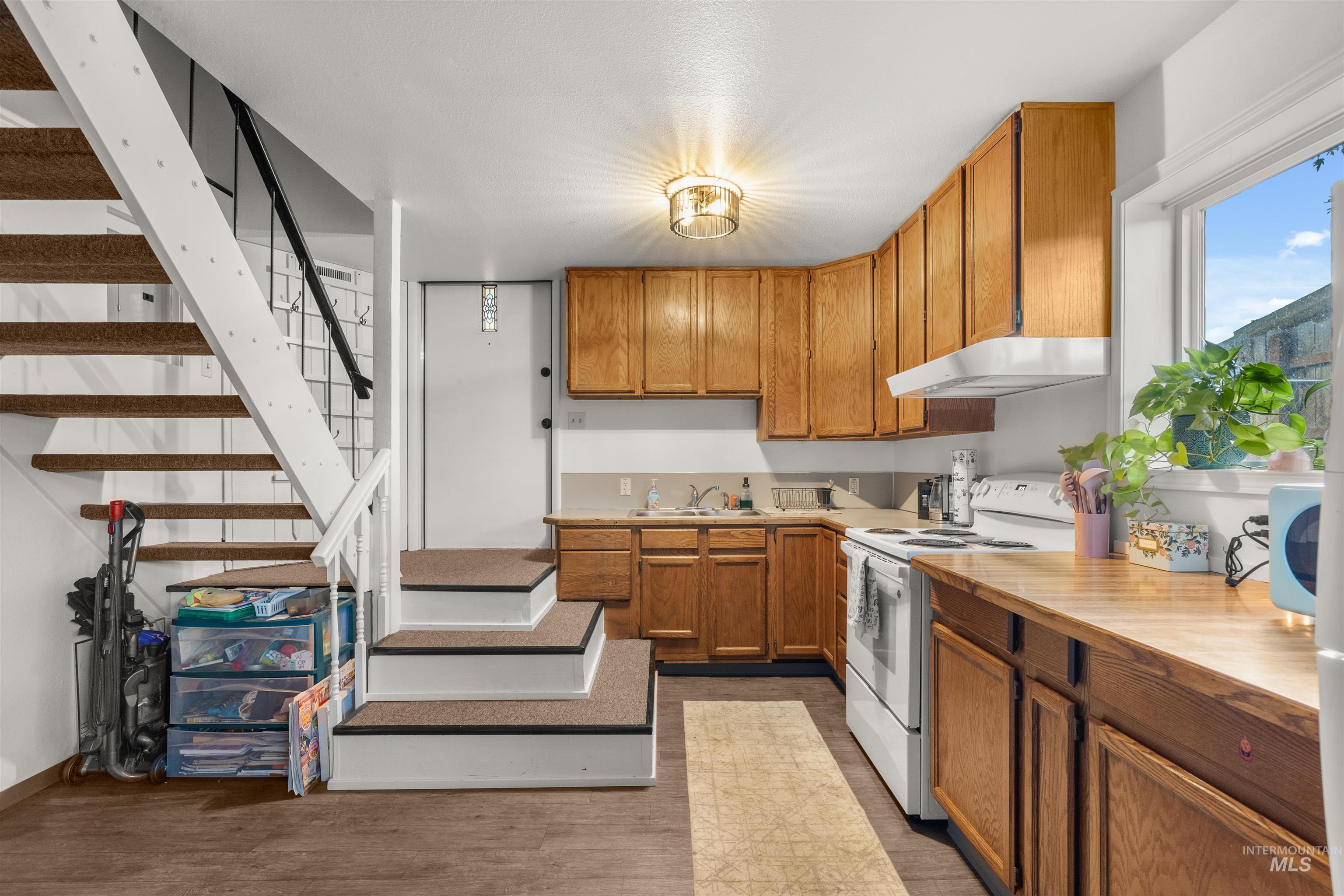 1380 Elm Street Property Photo 4