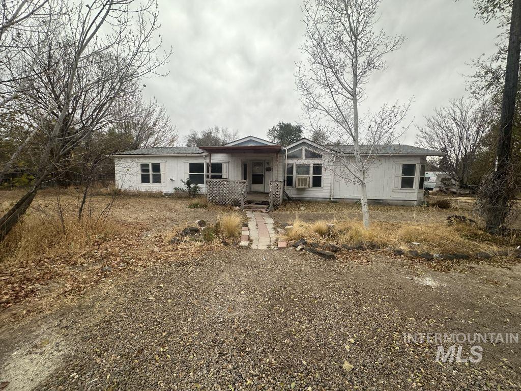 103 Ne Menagerie Property Photo 1
