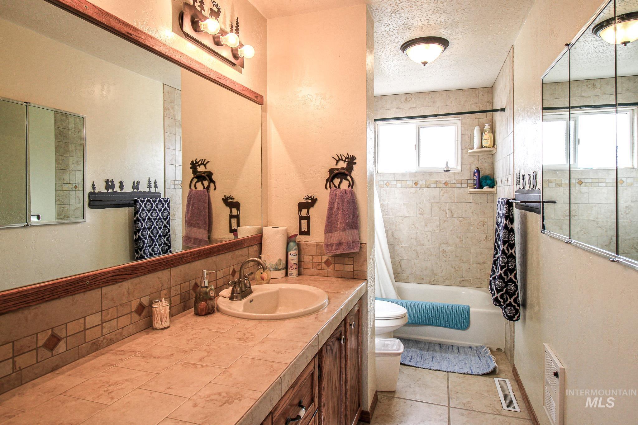 33 E 220 S Property Photo 13