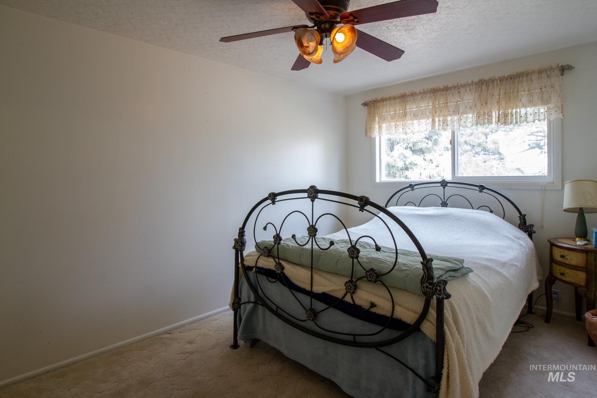 33 E 220 S Property Photo 14