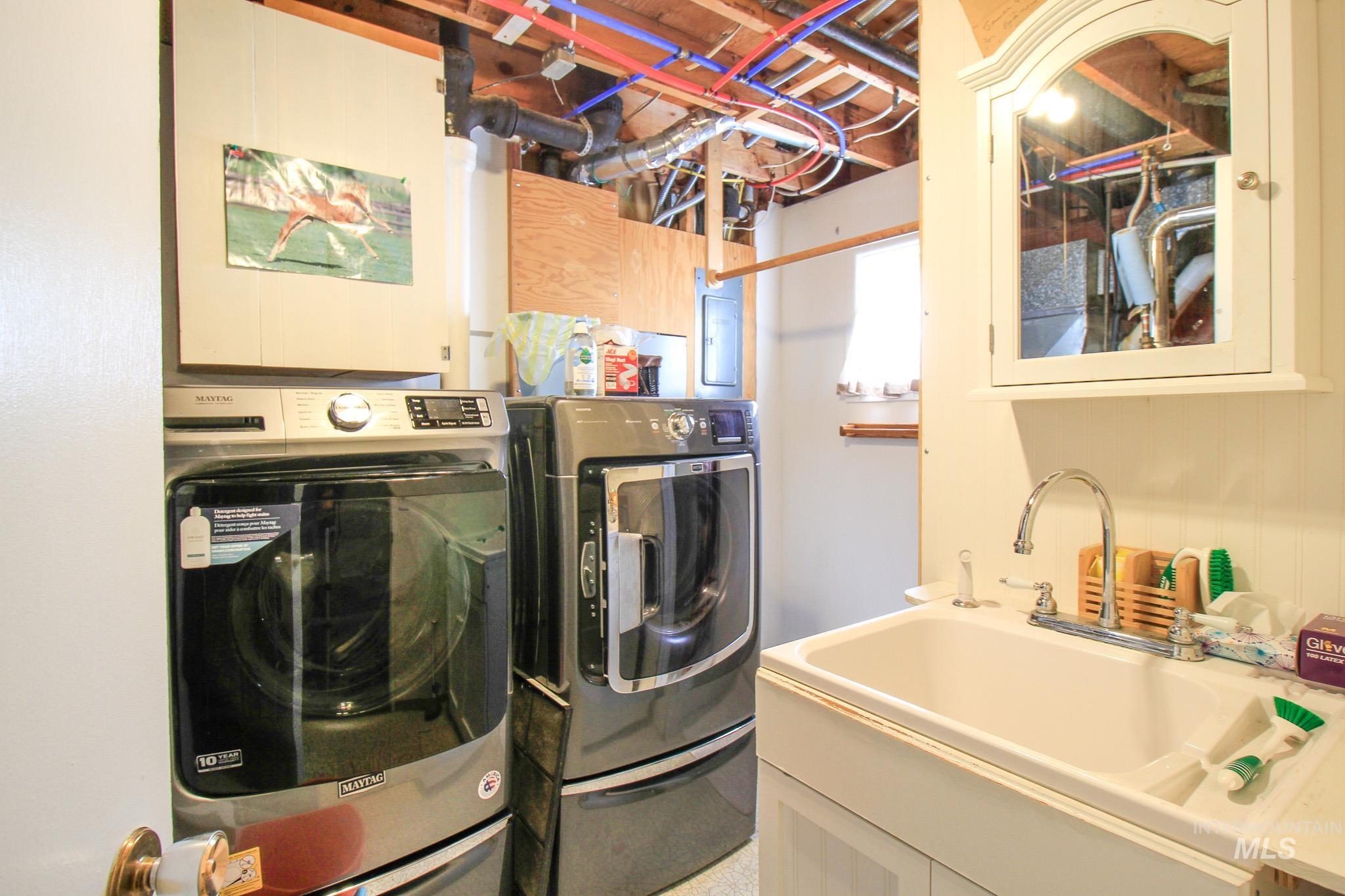 33 E 220 S Property Photo 17